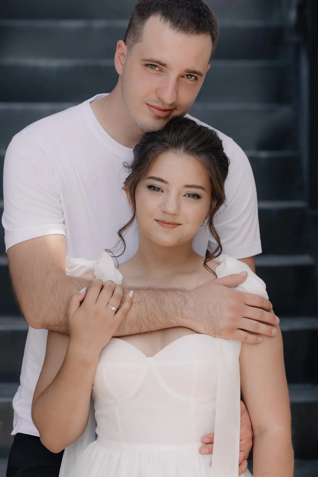 Парень обнимает девушку в белом платье, портрет со съёмки Love Story