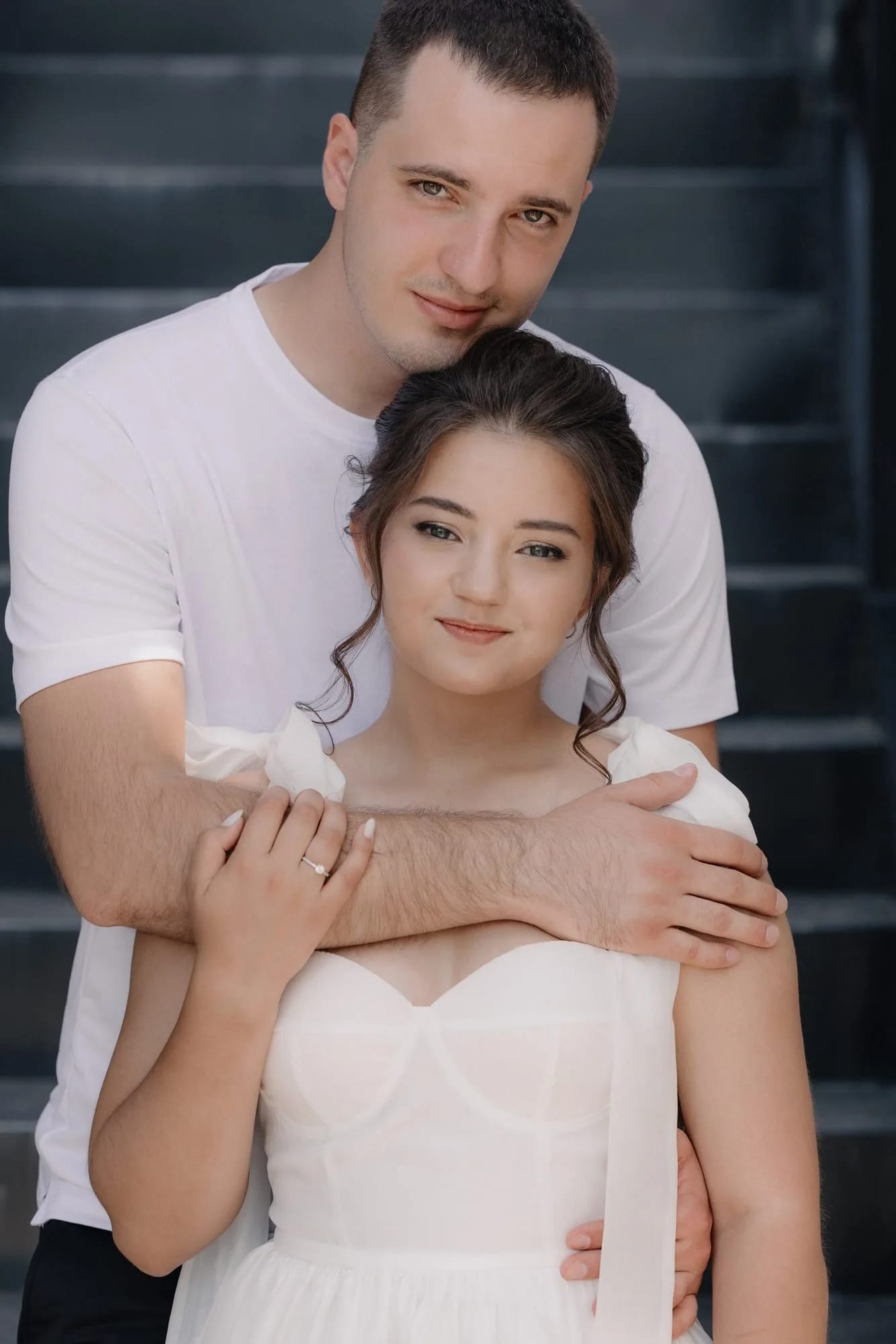 Парень обнимает девушку в белом платье, портрет со съёмки Love Story