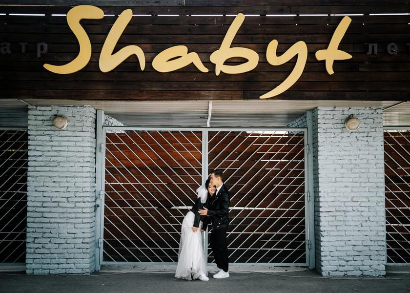 Молодожёны у театра Shabyt в Алматы